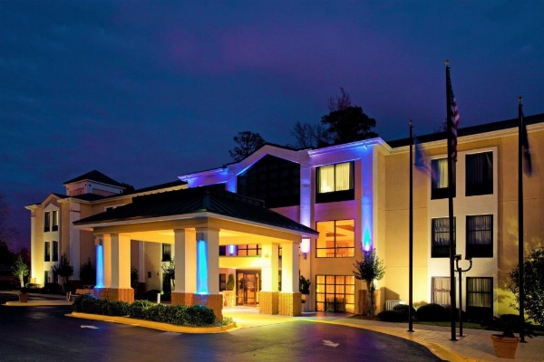 Lexington Inn and Suites image 7